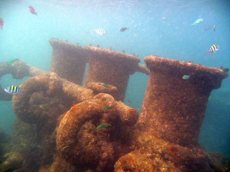 Kaputte Maschine unter Wasser.